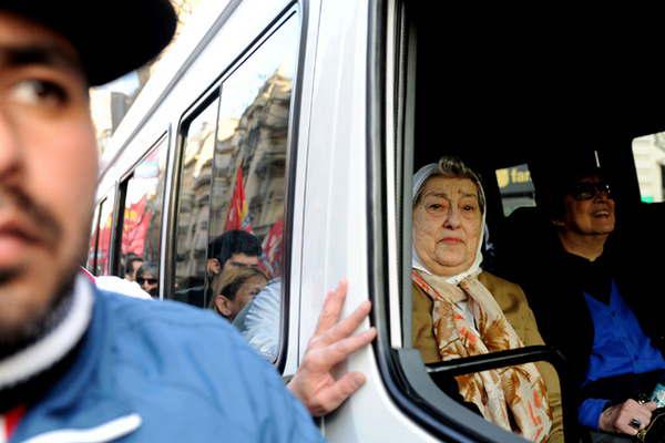 Emiten nuevo pedido de detencioacuten y le prohiben salir del paiacutes a Bonafini