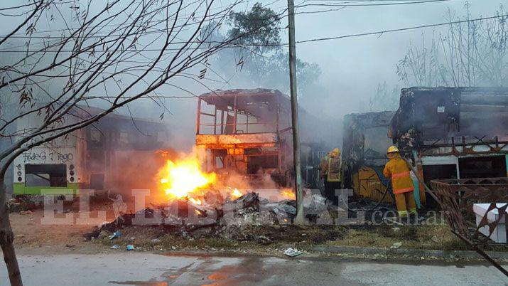 Incendio de cinco colectivos causoacute paacutenico en vecinos