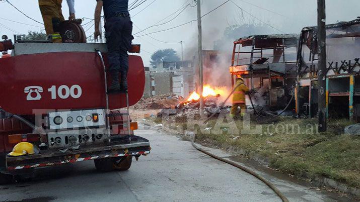 Incendio de cinco colectivos causoacute paacutenico en vecinos