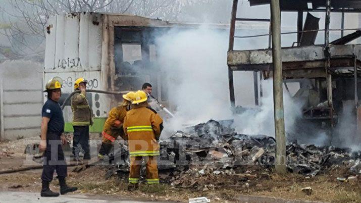 Incendio de cinco colectivos causoacute paacutenico en vecinos