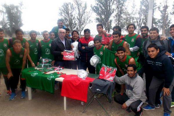 La provincia entregoacute elementos deportivos al club Villa Unioacuten