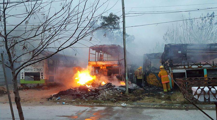 Incendio en un depoacutesito de colectivos consumioacute al menos 5 unidades