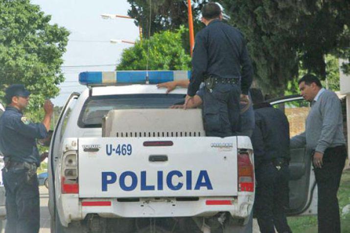 Numerosos efectivos policiales rodearon la escena del hecho