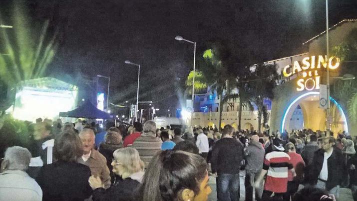 Disfrutaron del folclore danza y poesiacutea frente al tradicional Casino del Sol