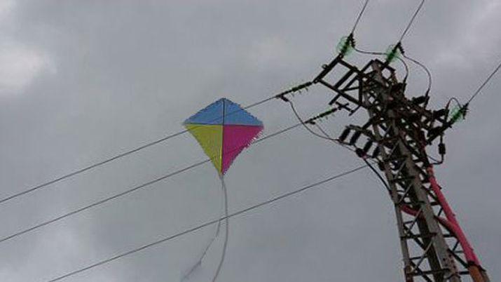 Un menor fallecioacute electrocutado al enganchar su barrilete en los cables