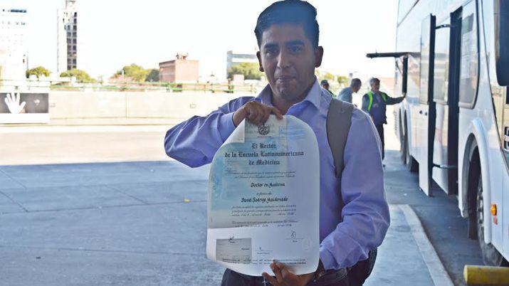 Daniel Maldonado se recibioacute de meacutedico en Cuba