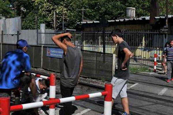 Un joven bonaerense murioacute atropellado por un tren por jugar al Pokeacutemon Go