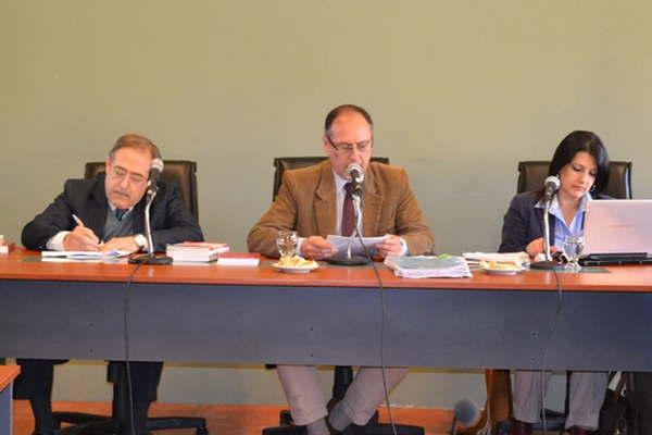 Testigo asegura que los imputados llevaron a la viacutectima retorciendose a un lugar apartado y luego limpiaron el arma