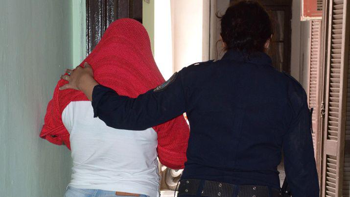 Una chica y tres muchachos detenidos por robar mercaderiacutea de una combi