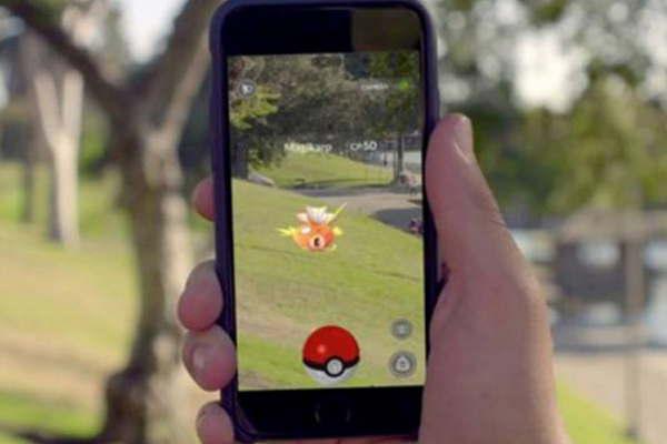 Insoacutelito- Iba en contramano cazando un Pokeacutemon y la policiacutea lo interceptoacute