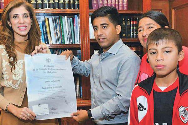 La Dra Claudia de Zamora estuvo con el joven recibido en Cuba