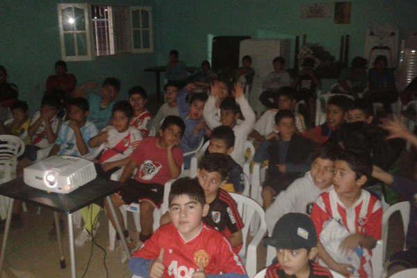 El Cine Moacutevil viajoacute a las ciudades de Tintina y  La Banda para proyectar historias infantiles