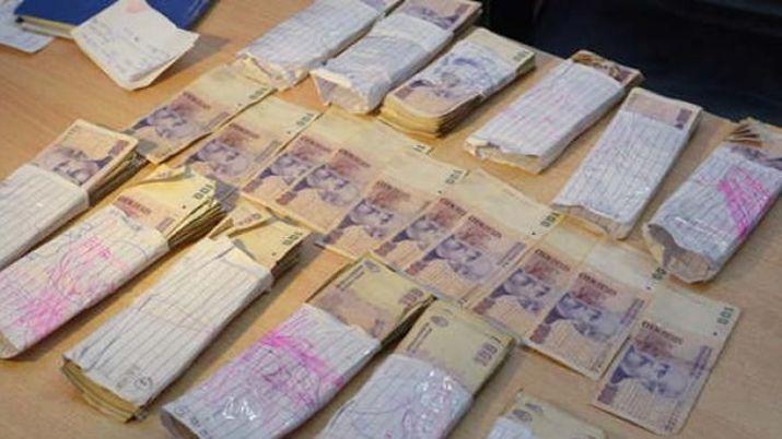 Vendedor ambulante le roboacute 4900 a una mujer que saliacutea del banco