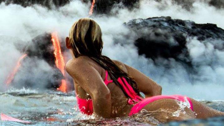 Alison Teal surfeoacute a metros de un volcaacuten en erupcioacuten