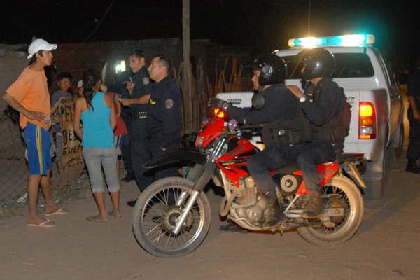 Con cuchillo en mano delincuente impidioacute que apresaran a su novia
