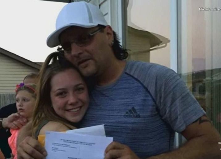 La reaccioacuten de un hombre ante el conmovedor pedido de su hijastra