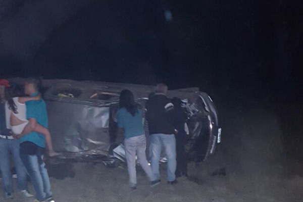 Camioneta que tiraba un carro con carboacuten fue embestido de atraacutes por otro rodado similar