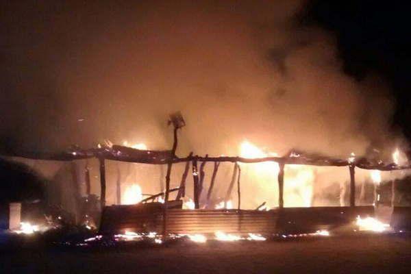 Un incendio consumioacute la precaria vivienda de una humilde familia