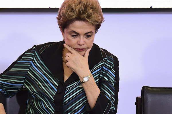 Rousseff se defiende y no confirma si iraacute al Senado 