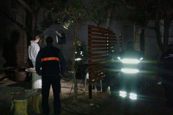 El fuego en una carpinteriacutea encendioacute las alarmas  en plena madrugada en Las Termas de Riacuteo Hondo 