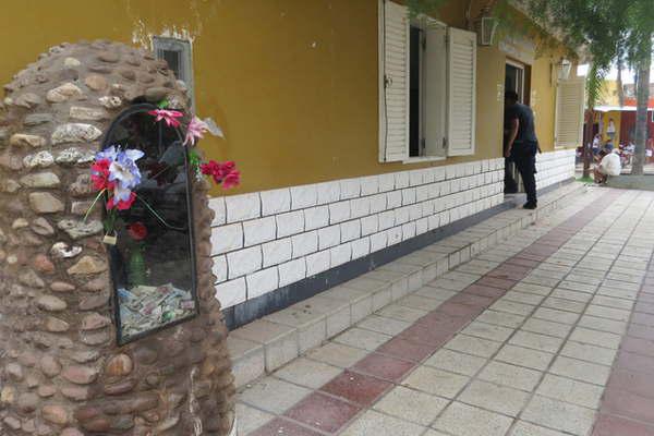 Caen dos tucumanos uno policiacutea por robo de 8000