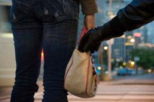 Dos motochorros encantildeonan con arma de fuego a una mujer y la despojan de 400