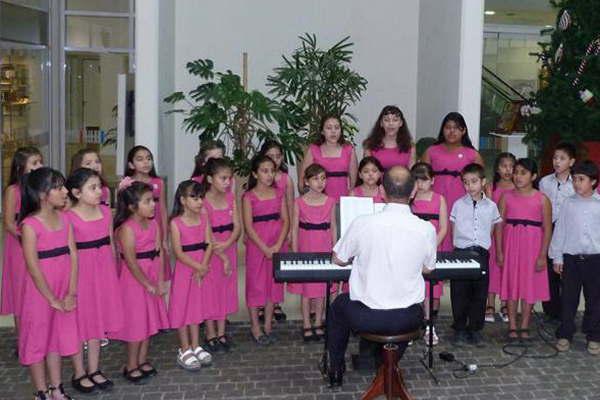 El Coro de Nintildeos y el Coro de Joacutevenes del CCB invitan a su concierto