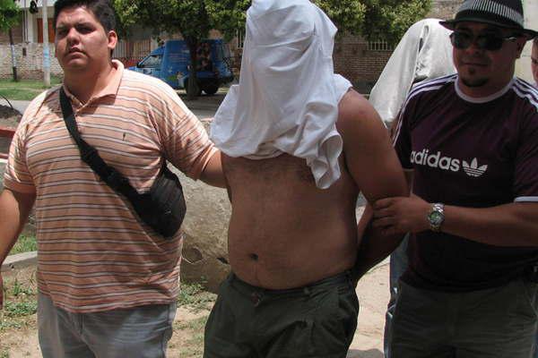 Ingresoacute a un taller y roboacute cajas con herramientas