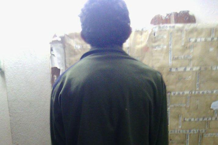 Drogado intentoacute quemar su casa con su familia adentro