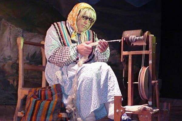 La popular abuela cordobesa Dontildea Jovita llegoacute a Santiago como fiel devota de Mama Antula