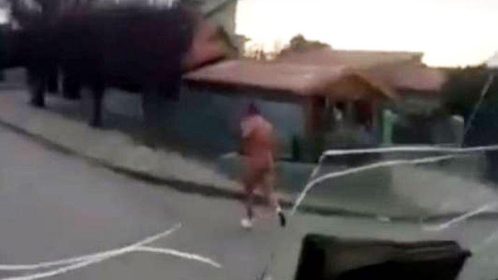 Escapoacute desnudo cuando lo descubrioacute el marido de su amante