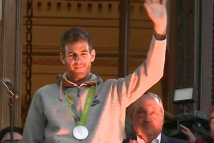 El tenista saludó a los numerosos vecinos desde el balcón de la Municipalidad de Tandil