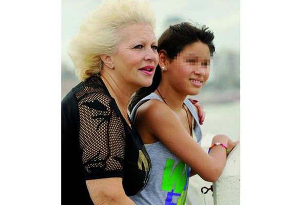 Su hija Veroacutenica vino con un pan bajo del brazo