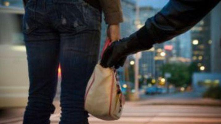 Le apuntaron con una pistola para quitarle la cartera