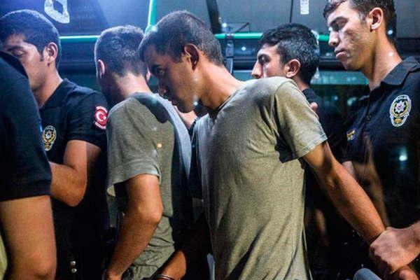 En Turquiacutea buscan encarcelar a los acusados del golpe