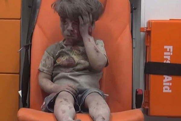 La imagen de un nintildeo sirio se convierte en siacutembolo del horror