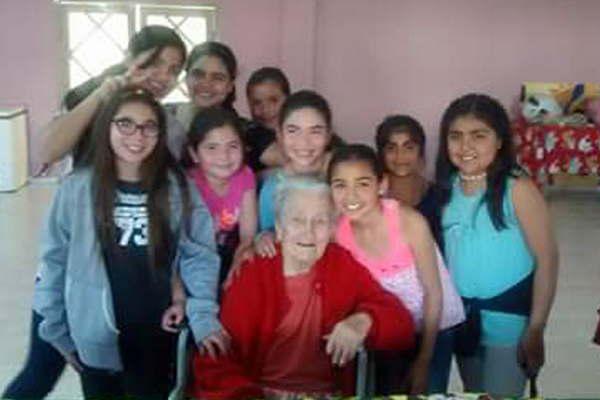 Los abuelos del Hogar de Ancianos fueron visitados por nintildeos de catequesis familiar