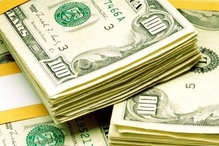 El doacutelar trepoacute 20 centavos a 1518