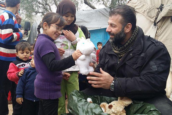 Rami Adham sostiene que su mayor alegría es ver feliz a un niño sirio que recibe sus juguetes
