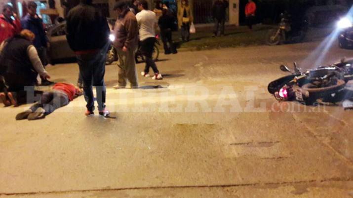 Joven herido tras chocar con su moto