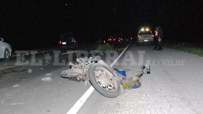 El motociclista sufrió lesiones por la caida