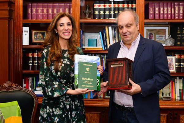 Agradezco a la gobernadora por su intereacutes en traer la muestra a Santiago