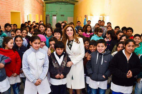Hubo revuelo en la escuela Mercedes de Irurzum por la sorpresiva presencia de la primera mandataria provincial