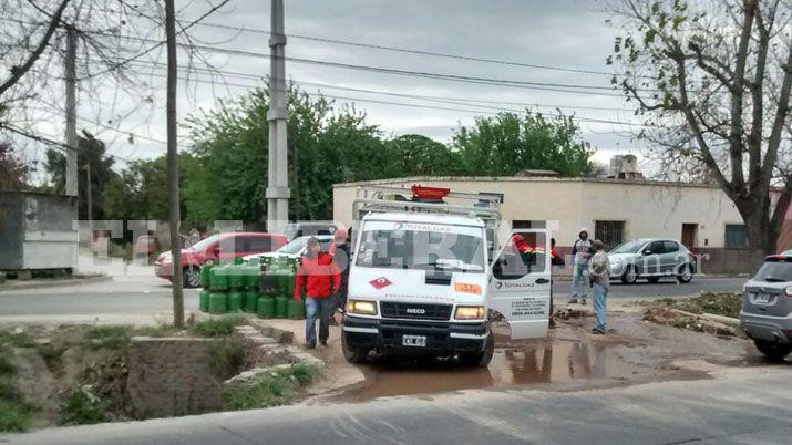 Camioacuten con garrafas se hundioacute en la Aguirre