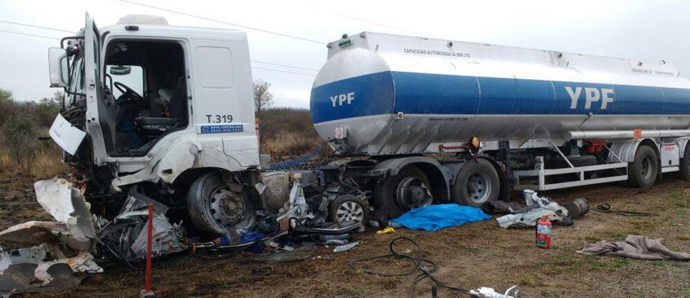 El auto chocó con un camión Mercedes Benz 2040 semi remolque con un tanque con 36000 lts de biodiesel