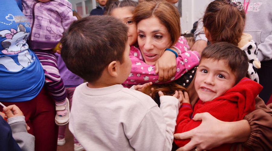 Claudia de Zamora visitoacute a los nintildeos del Hogar Escuela