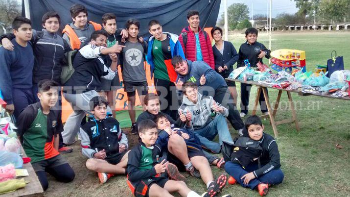 Santiago Rugby repartioacute juguetes a los chicos del Cepsi