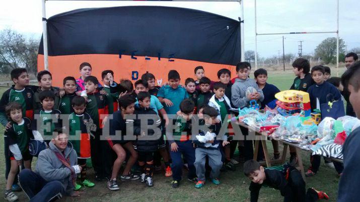 Santiago Rugby repartioacute juguetes a los chicos del Cepsi