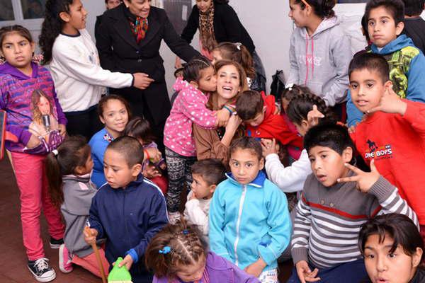 La gobernadora compartioacute con los nintildeos del Hogar Escuela