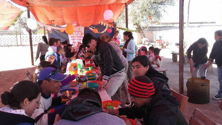 Academia de folclore organizoacute un almuerzo por el diacutea del nintildeo